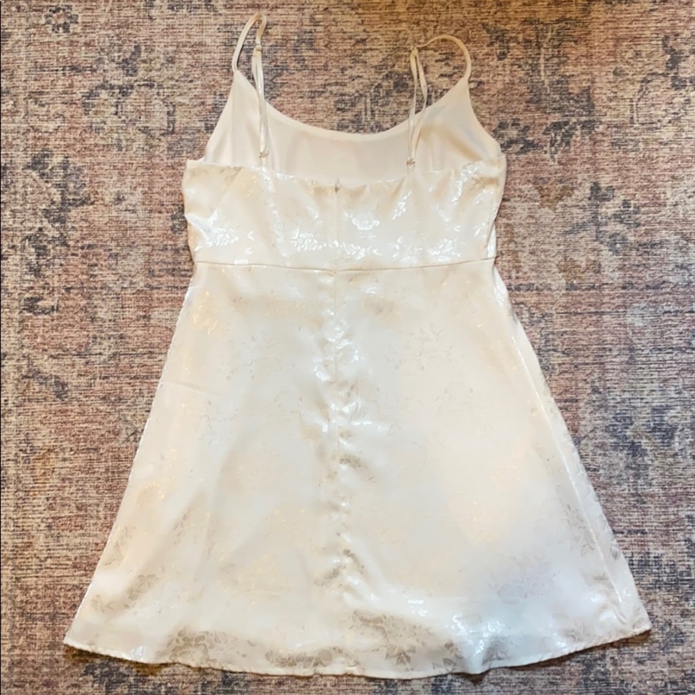 Beautiful white dress with adjustable straps. - Picture 3 of 4